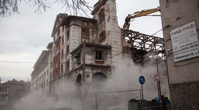 Събориха стена на тютюнев склад в Пловдив