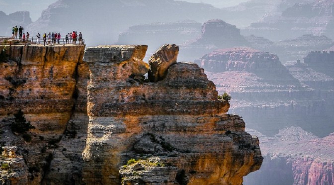 Жегата разтопява обувките на туристите в Гранд Каньон