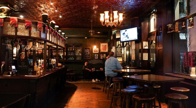 Във Великобритания отвориха кръчмите и ресторантите