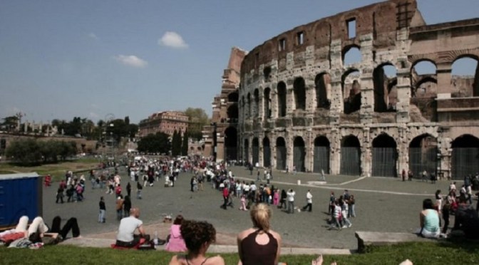 Римският Колизеум отново пострада от турист-вандал