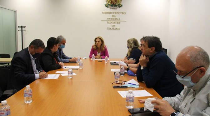 Марияна Николова проведе среща с браншови организации на туроператори и турагенти