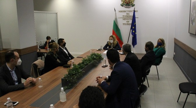 Вицепремиерът Николова: Имаме готовност да осигурим над 3 хил. хотелски легла като буферна зона